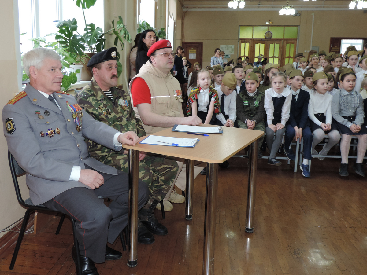 В Казани сотрудники и ветераны вневедомственной охраны Росгвардии приняли участие в патриотических мероприятиях общеобразовательной школы №120