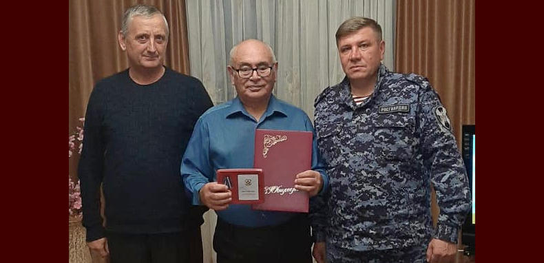 В Чистополе сотрудники ОВО Росгвардии поздравили ветерана службы с 75-летием