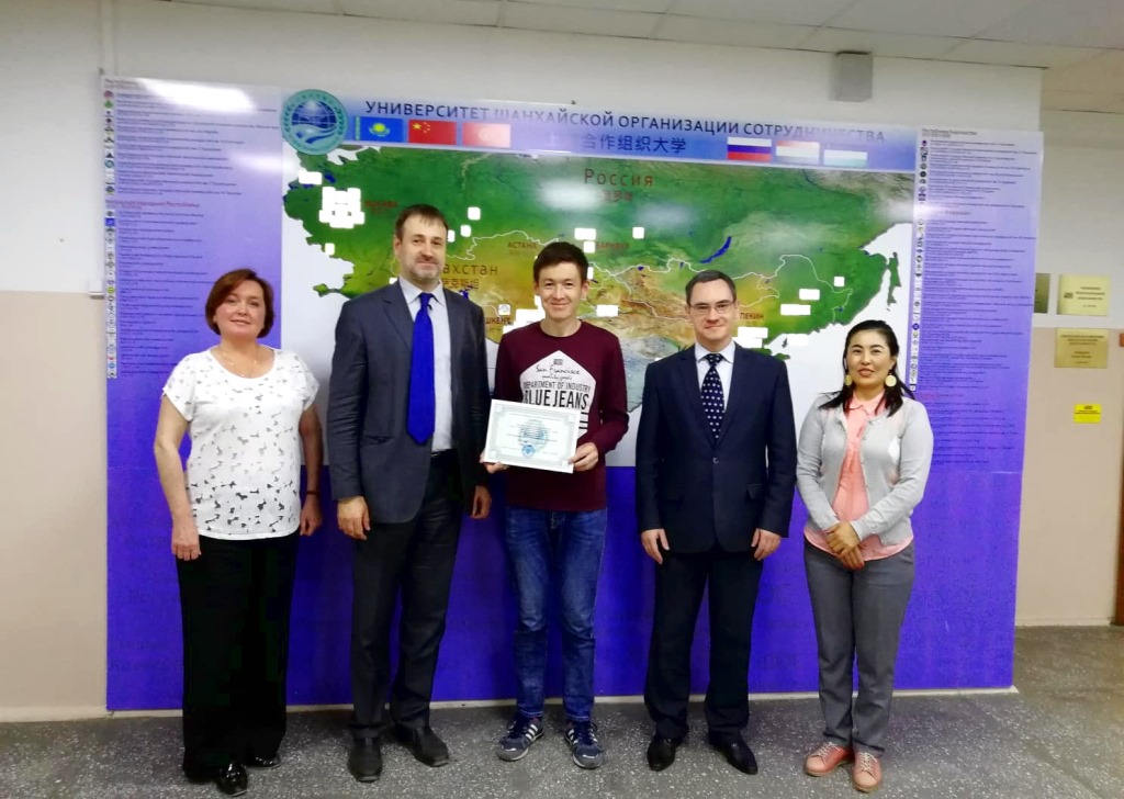 В АлтГУ вручили сертификаты Университета ШОС 6 магистрантам из Бишкека