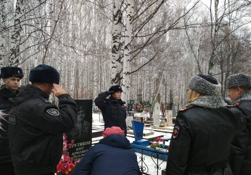 В Томске полицейские и росгвардейцы почтили память боевых товарищей