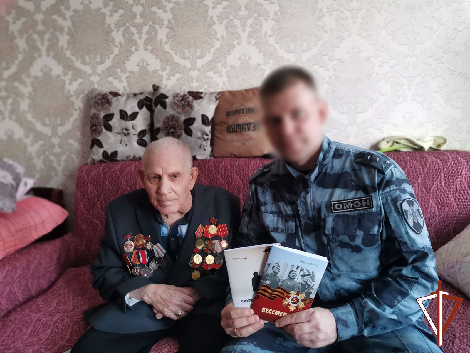 Офицеры Росгвардии поздравили участников Великой Отечественной войны с приближающимся Днем Победы в Югре