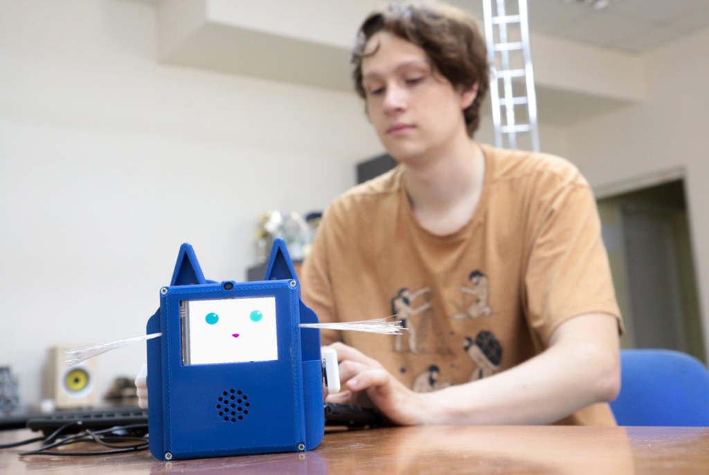 Магистрант ТУСУРа создал робота-помощника для школьников в виде кота