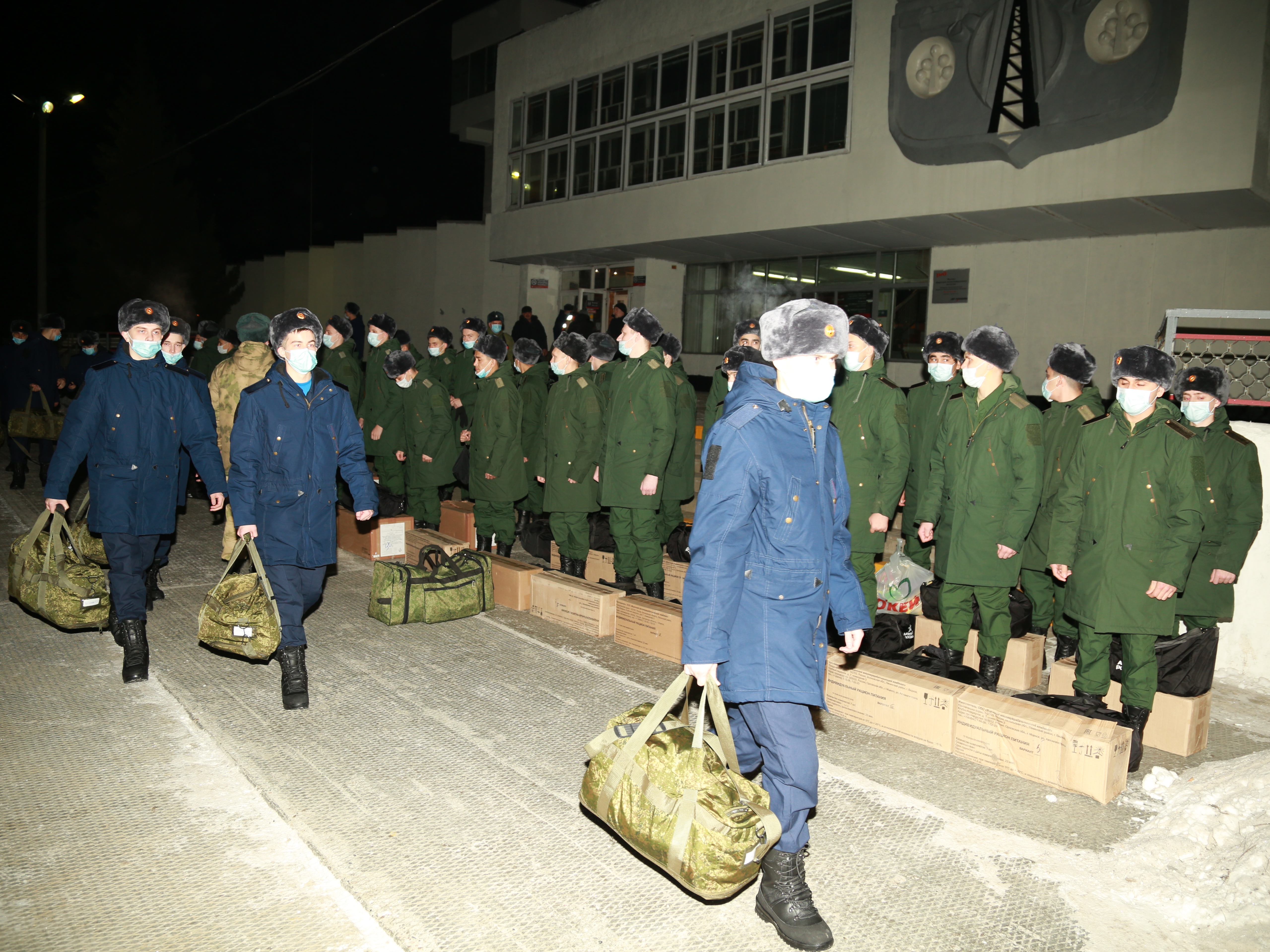 Представители Росгвардии принимают участие в отборе призывников для войск правопорядка на сборном пункте Югры