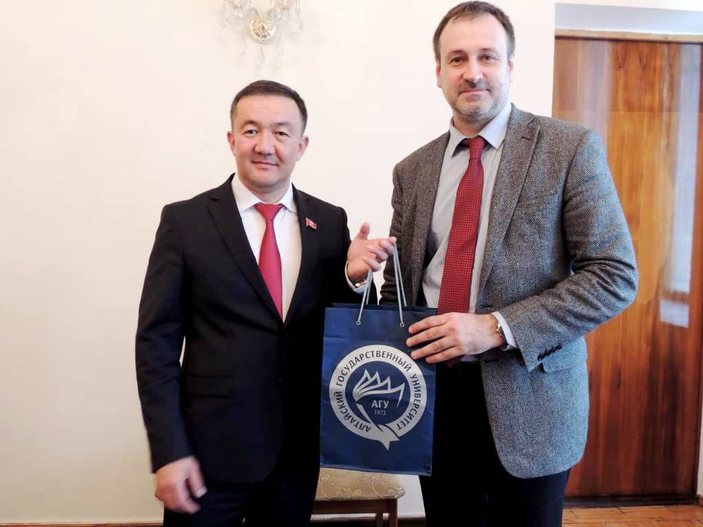 Представителей АлтГУ пригласили в парламент Киргизской республики
