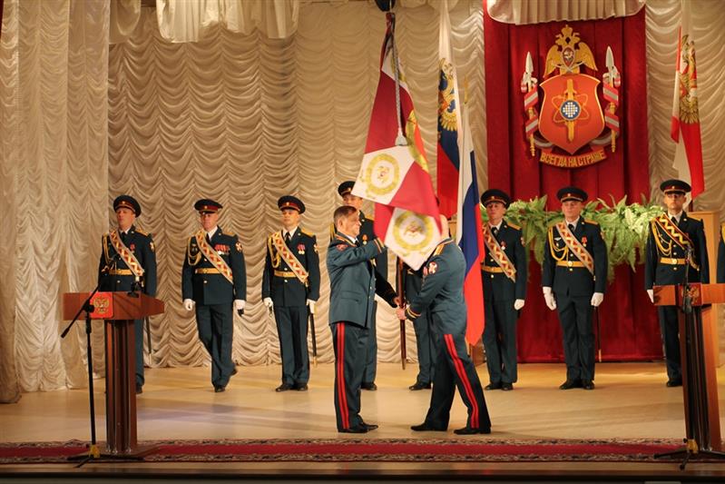 Командующий Уральским округом Росгвардии вручил озерскому соединению боевое знамя нового образца