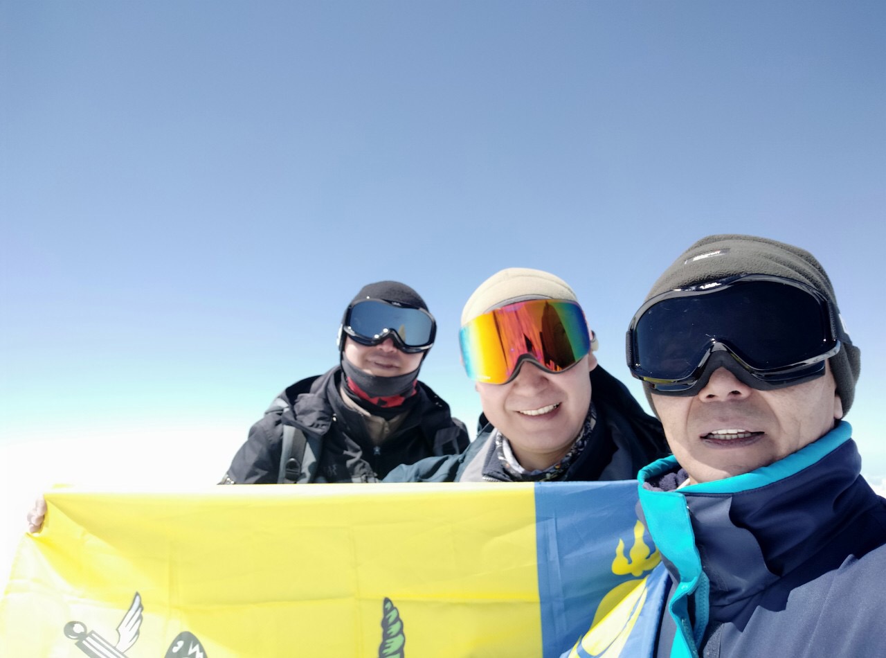 Врачи из Бурятии – активисты ЗОЖ - взошли на вершину Эльбруса 