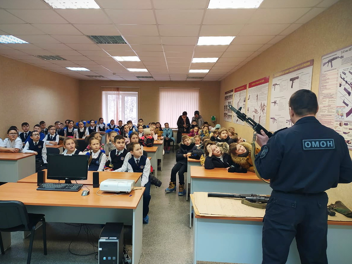 В преддверии Дня защитника Отечества чувашский ОМОН открыл свои двери для чебоксарских школьников.
