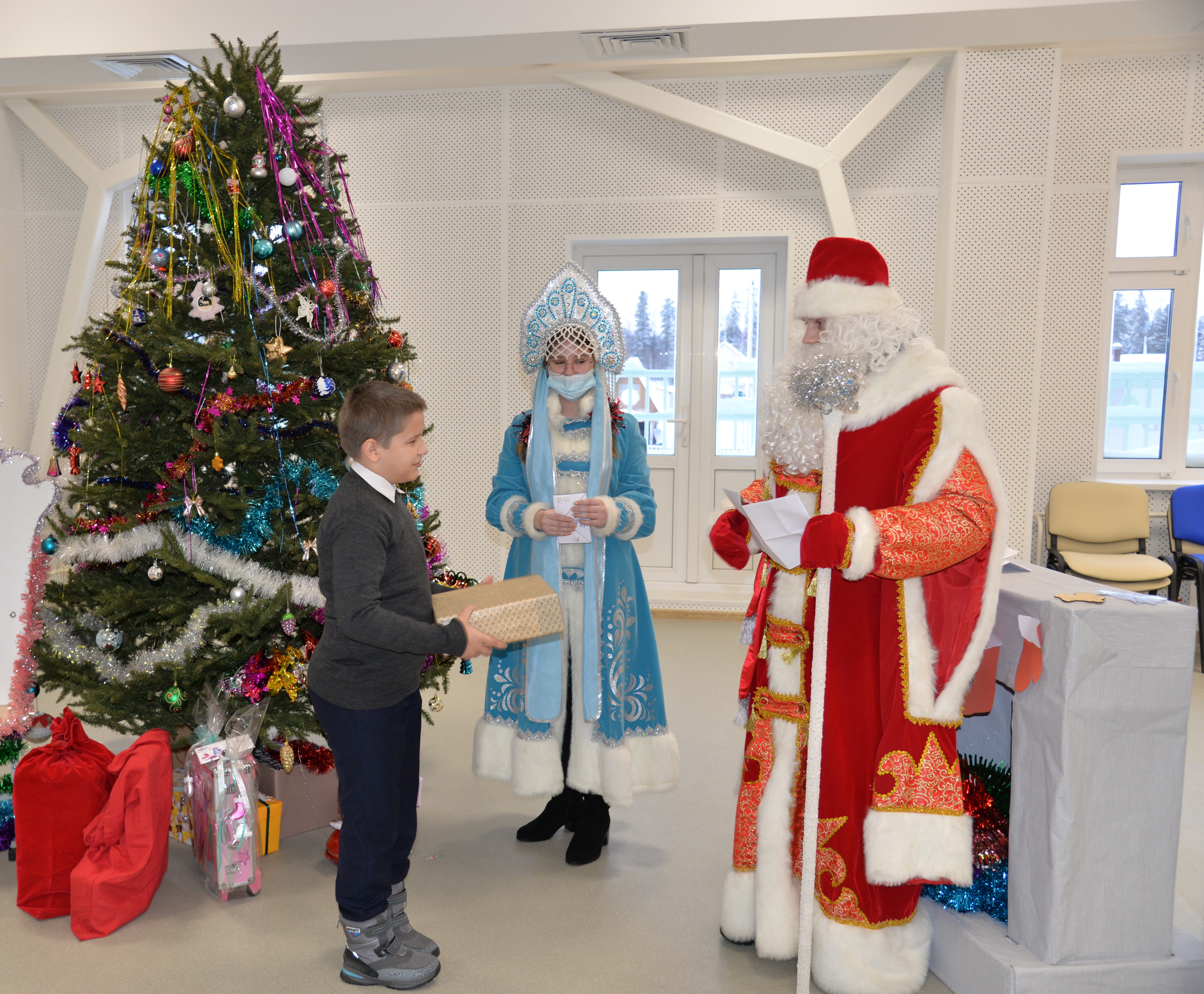 В Югре Росгвардия привезла рождественские подарки детям деревни Ярки Ханты-Мансийского района