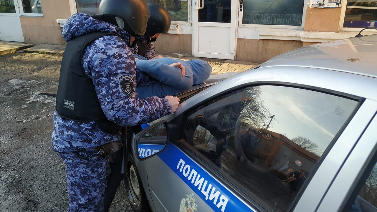 В Калининграде наряд вневедомственной охраны задержал двух граждан, которые сливали бензин у авто 