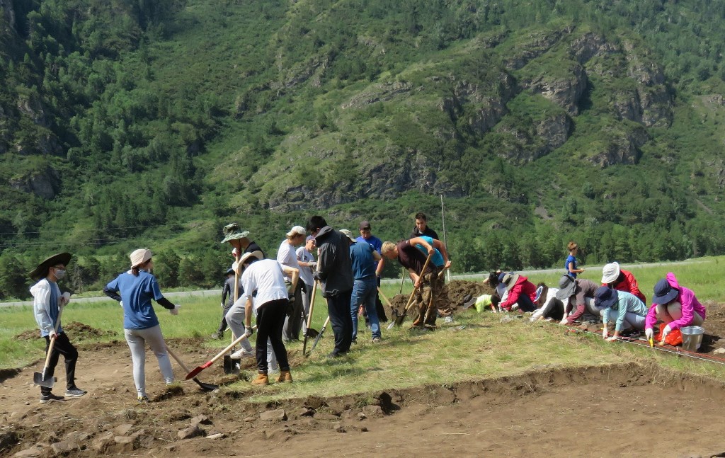 Участники российско-китайской археологической школы АлтГУ обнаружили уникальное изваяние