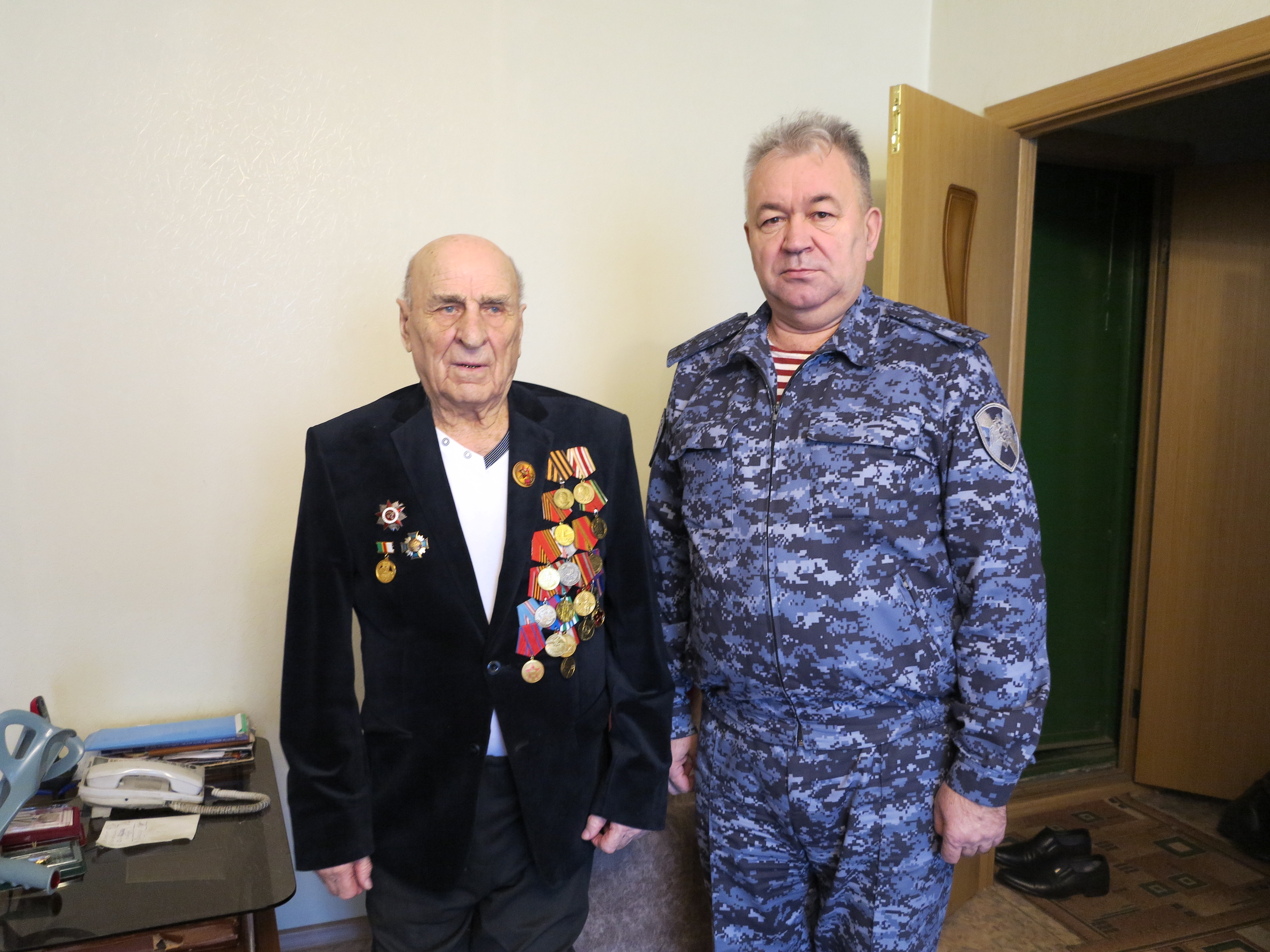 Начальник Управления Росгвардии по Томской области поздравил ветерана Великой Отечественной войны с Днём защитника Отечества