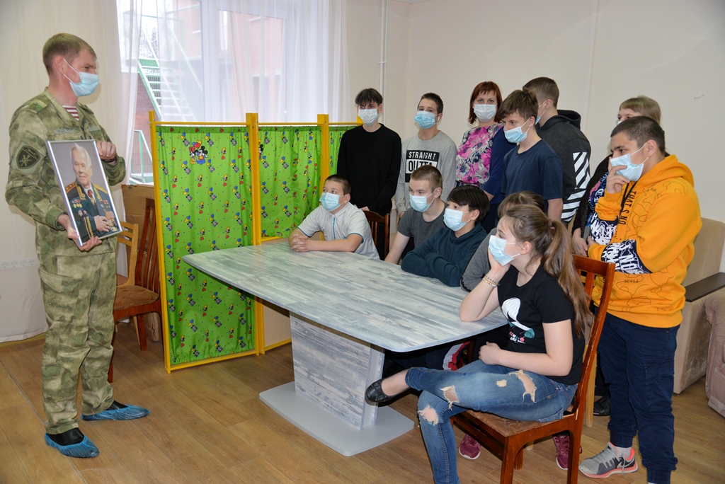 Офицеры Росгвардии рассказали Ханты-Мансийским школьникам о Михаиле Калашникове