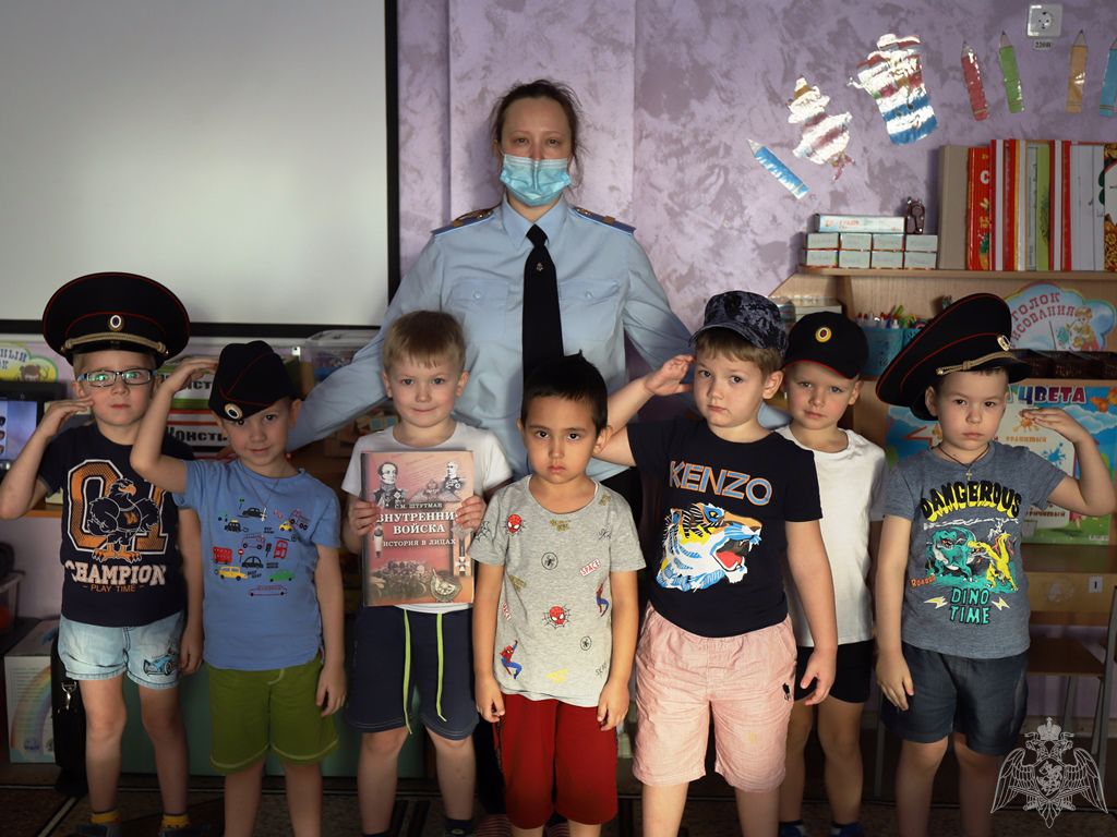 В столице Югры воспитанники детского сада «Мамонтенок» познакомились с профессией сотрудника Росгвардии