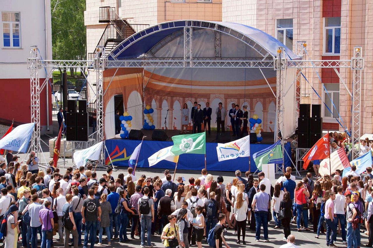Университетский дворик АлтГУ открывает творческий сезон с празднования Дня Победы