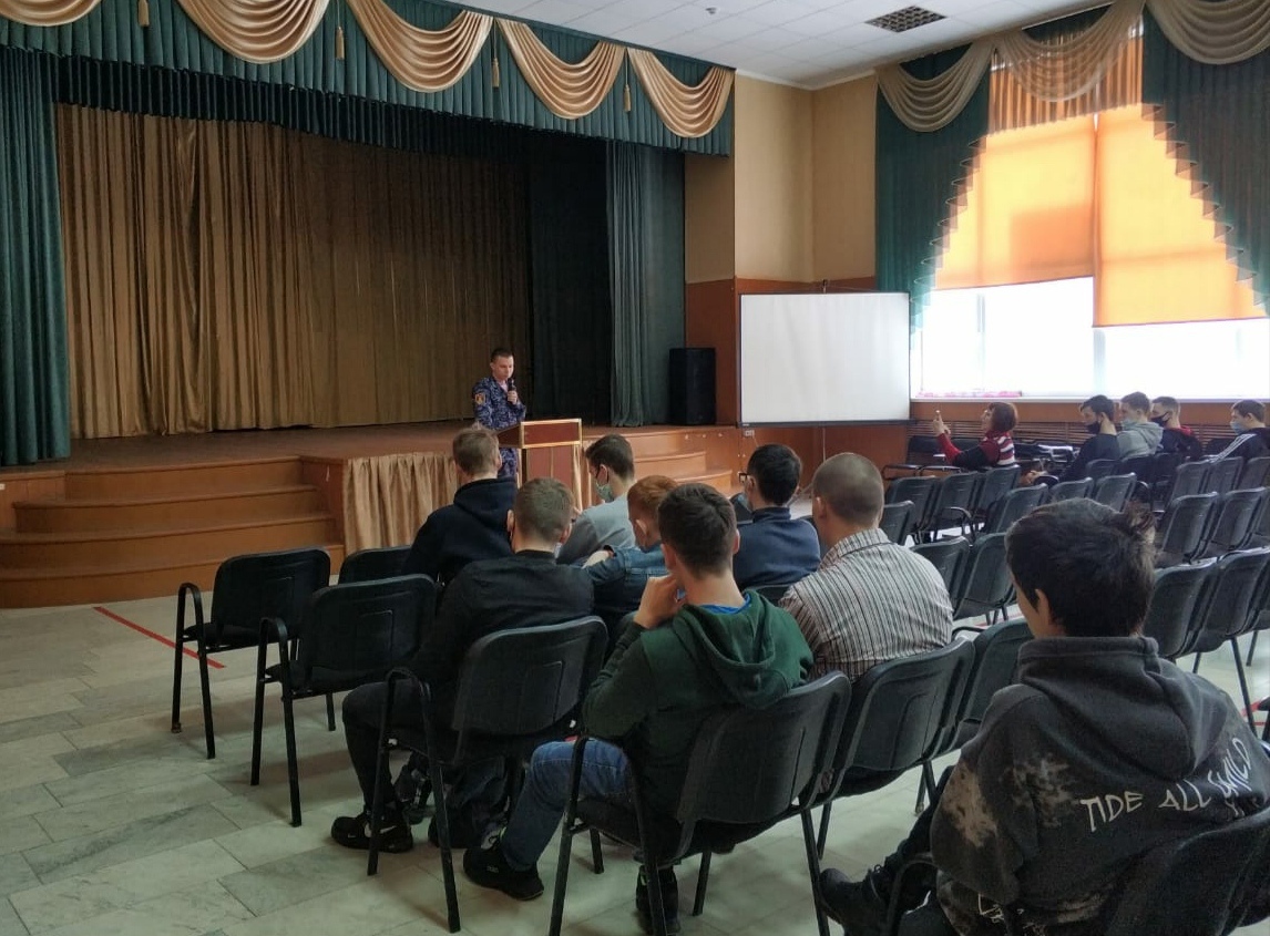 В Башкирии росгвардейцы провели информационный урок для студентов техникума