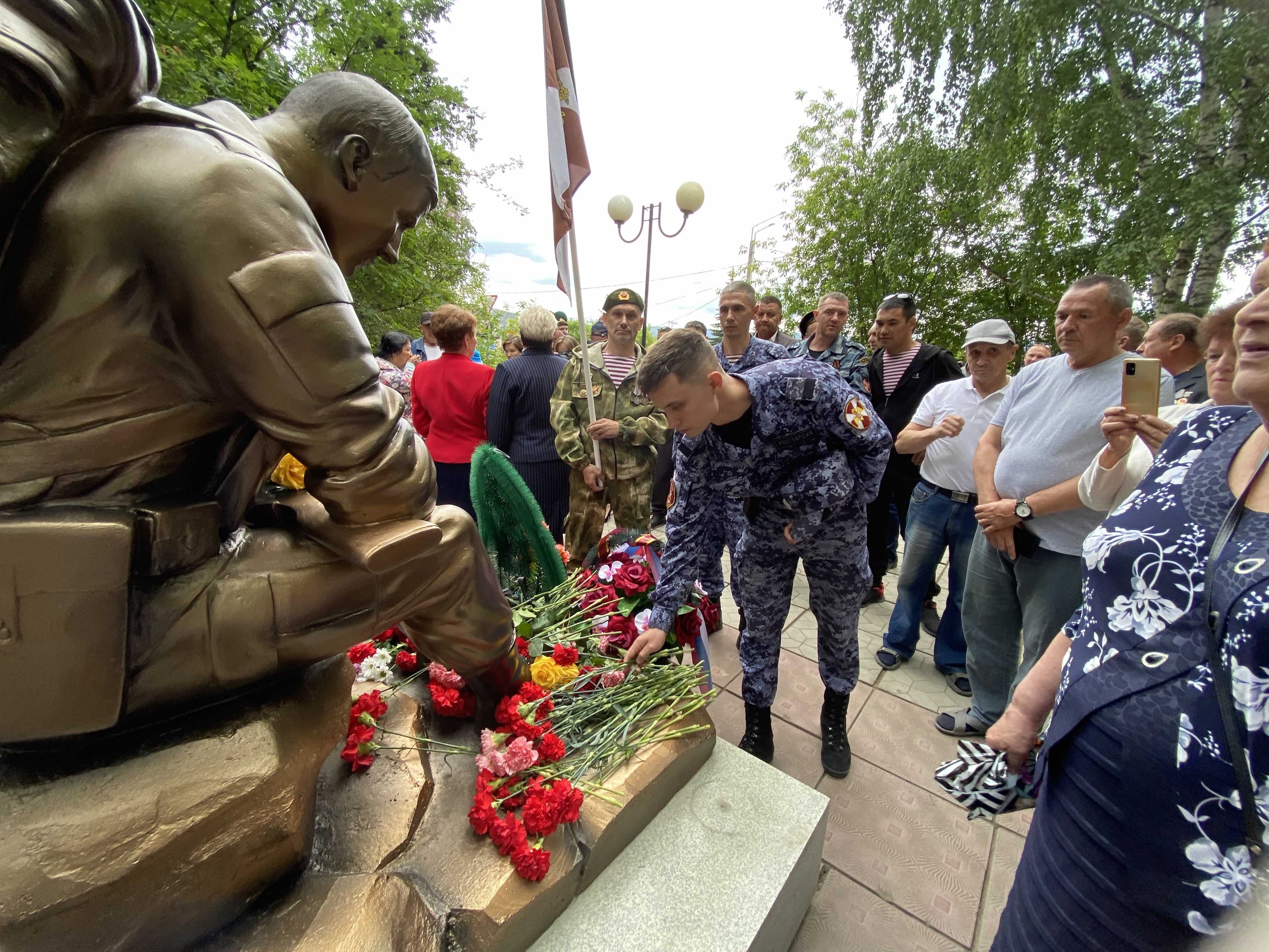 В Башкирии ветераны СОБР Росгвардии приняли участие в церемонии открытия памятника «Воин»