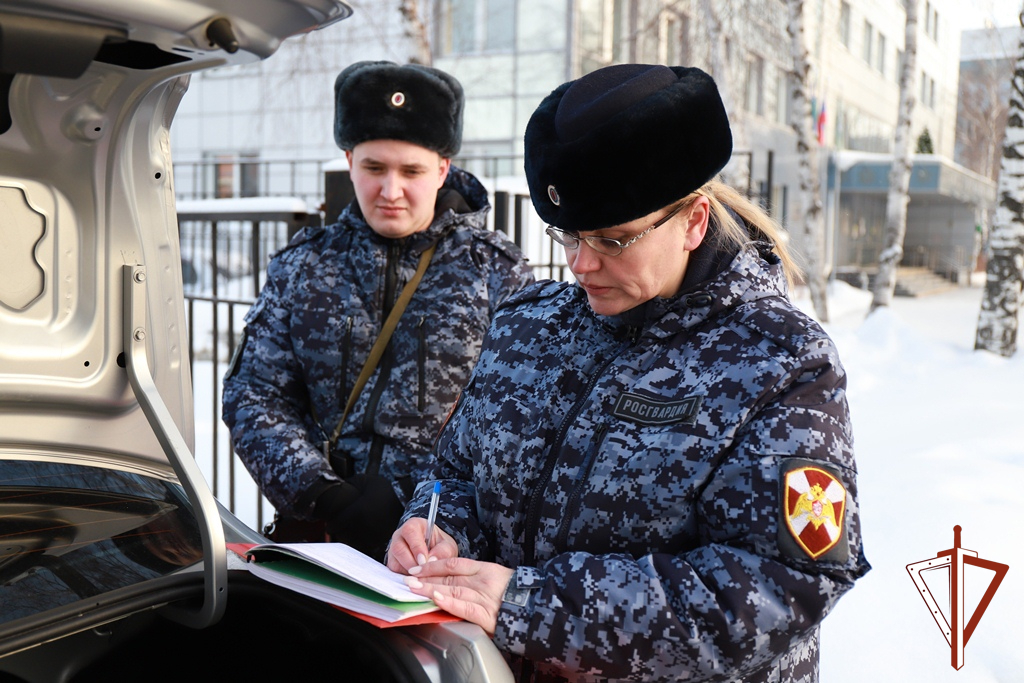 Сотрудники Росгвардии совместно с полицейскими проверяют избирательные участки на территории Югры накануне выборов Президента России
