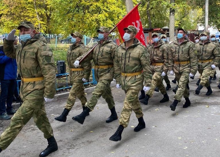 Торжественным маршем для 100-летнего ветерана войны прошли росгвардейцы в Уфе