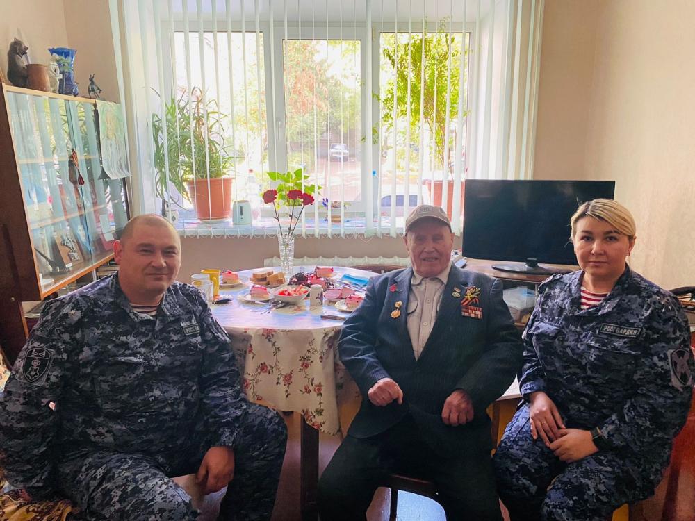 В Уфе росгвардейцы навестили ветерана Великой Отечественной войны Ибрагима Шакирова в его день рождения