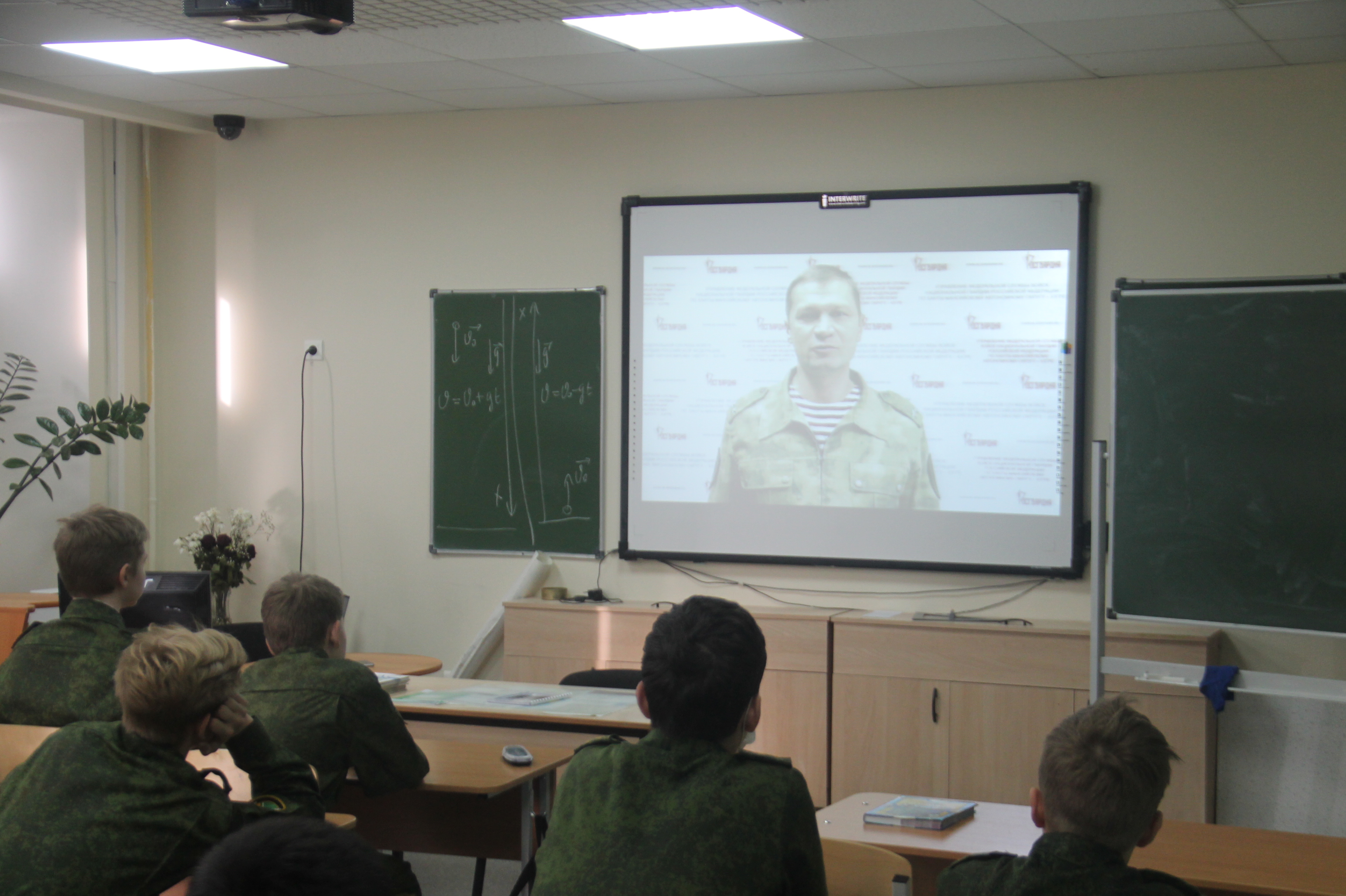 В Югре офицер Росгвардии рассказал старшеклассникам подшефной школы о малоизвестных страницах истории подразделений ведомства на Урале