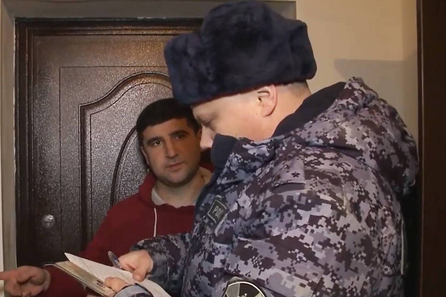 На Ямале сотрудники Росгвардии вместе с журналистами проверили владельцев оружия