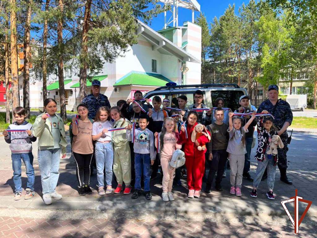 Представители Росгвардии поддержали всероссийскую акцию «Ленточка-триколор» в Югре