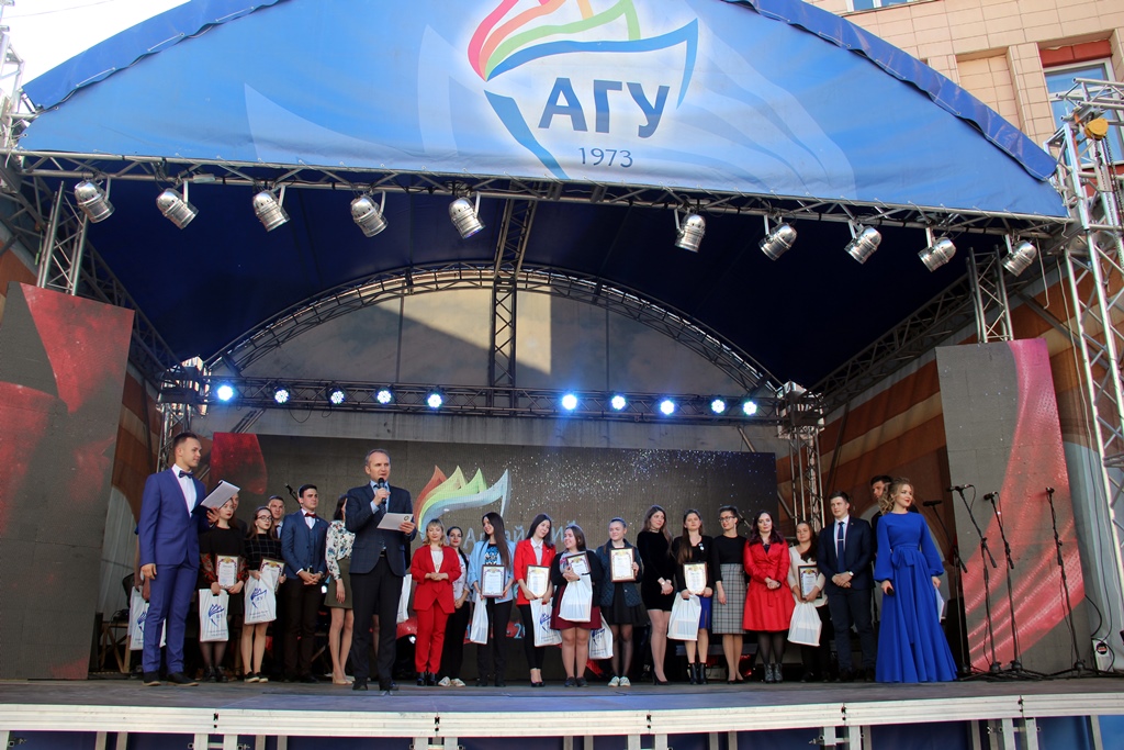 Праздничная неделя в АлтГУ завершилась двумя полноценными концертами