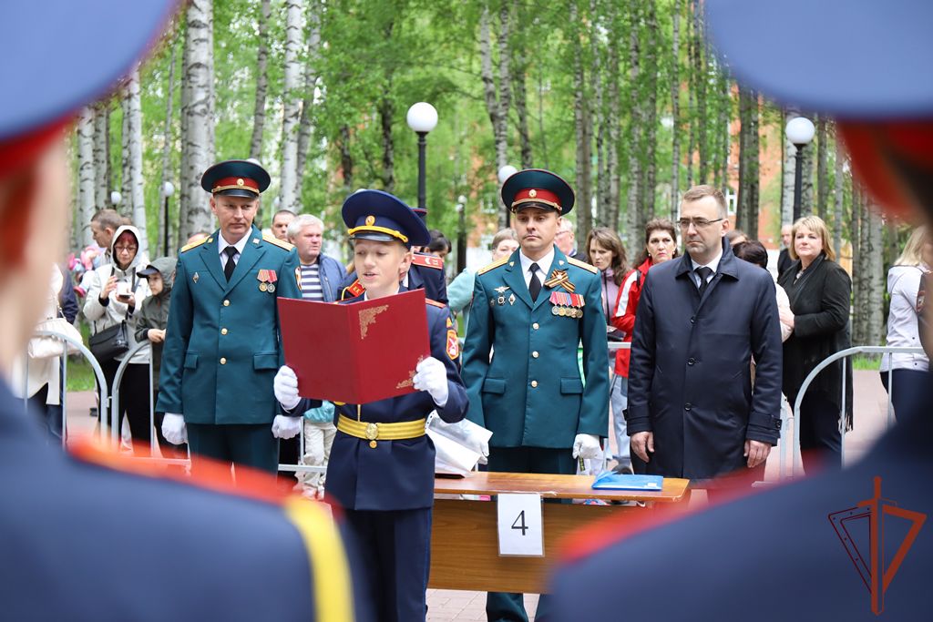 Офицеры Росгвардии приняли торжественную клятву у кадет подшефной школы-интерната в Югре