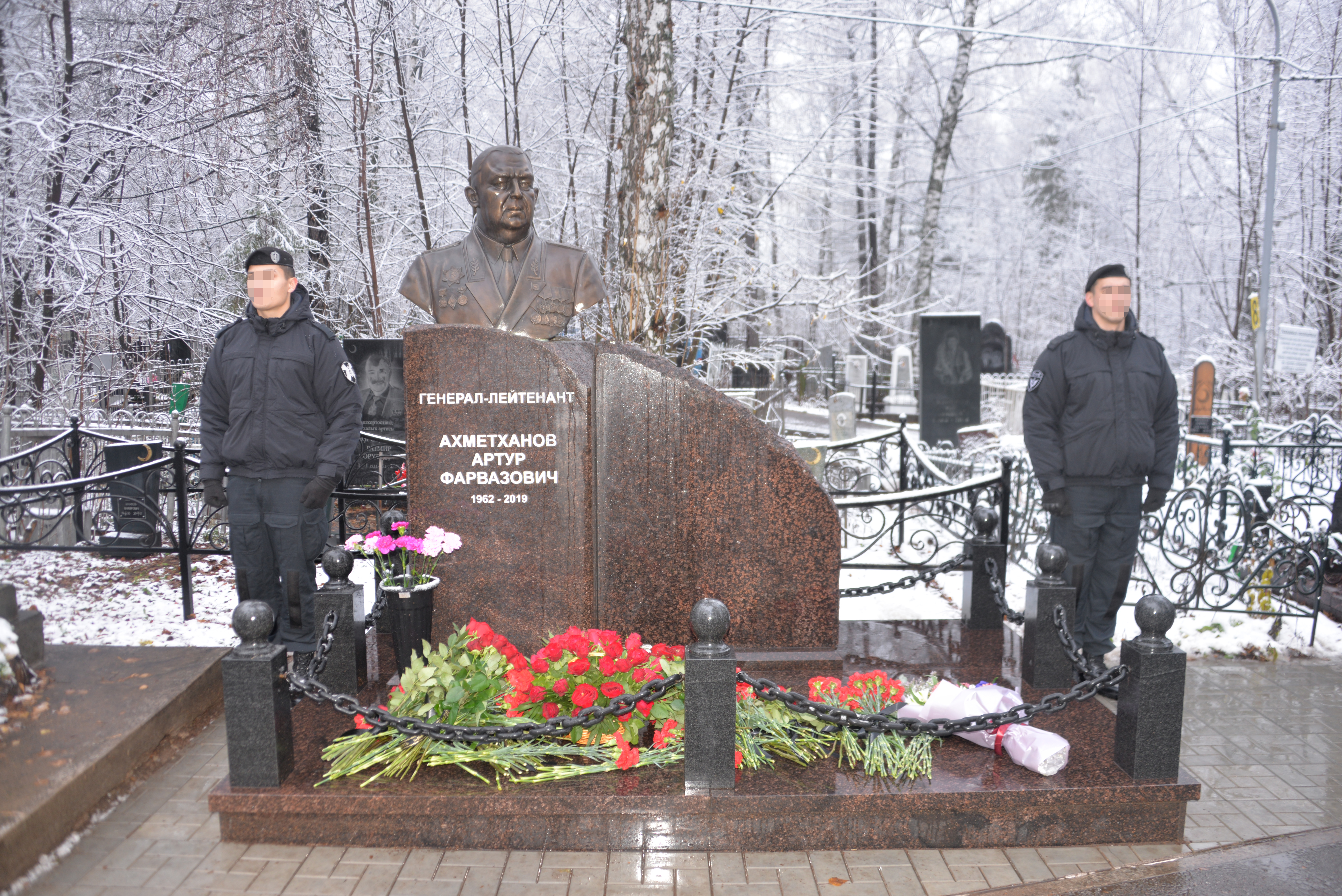 В Башкортостане почтили память генерал-лейтенанта Артура Ахметханова