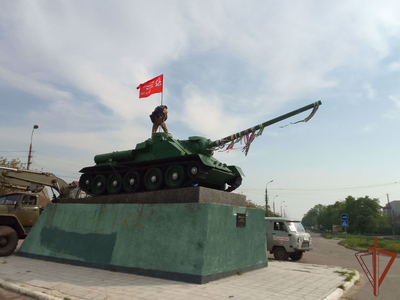 Спецназовцы Росгвардии установили Знамя Победы на памятнике легендарной САУ в Херсонской области
