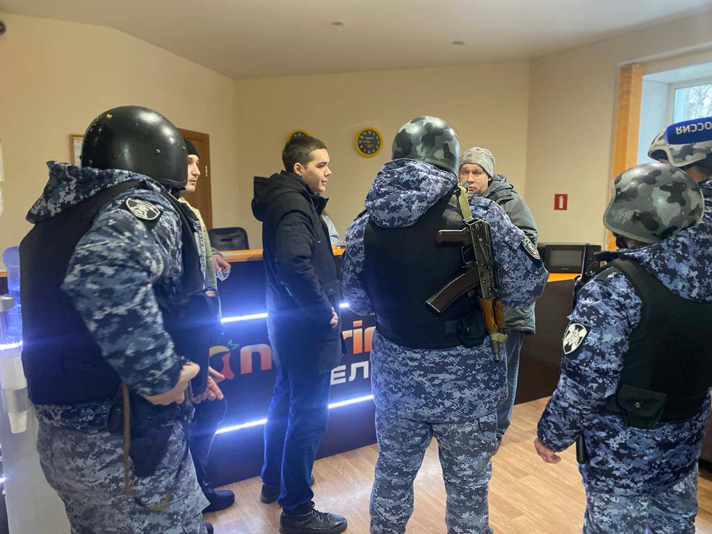 Росгвардейцы в Томске в рамках тренировки задержали буйных посетителей гостиницы 