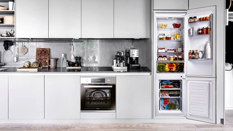 Встраиваемые комбинированные холодильники Candy Krio Suite с зоной свежести и отделениями для косметики