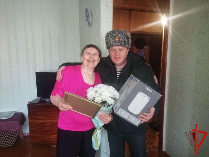 Росгвардия поздравила с Днем Рождения маму погибшего сотрудника томского СОБР