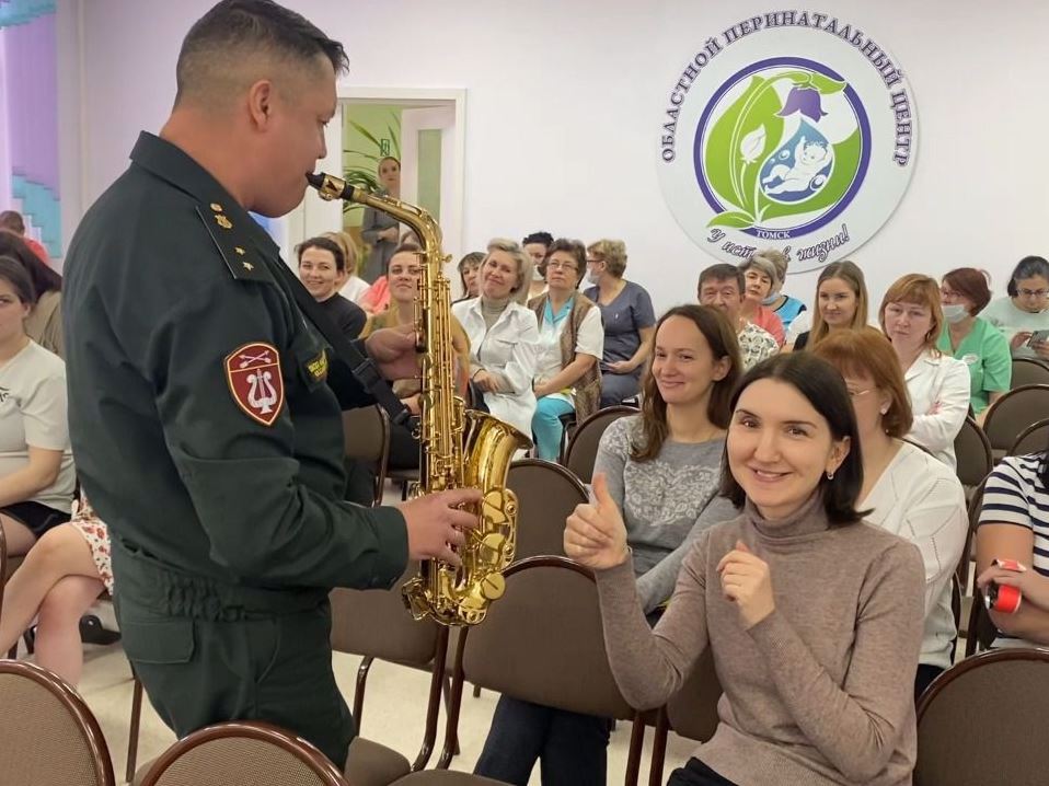 Росгвардия преподнесла музыкальный подарок пациенткам и сотрудницам перинатального центра в Томске