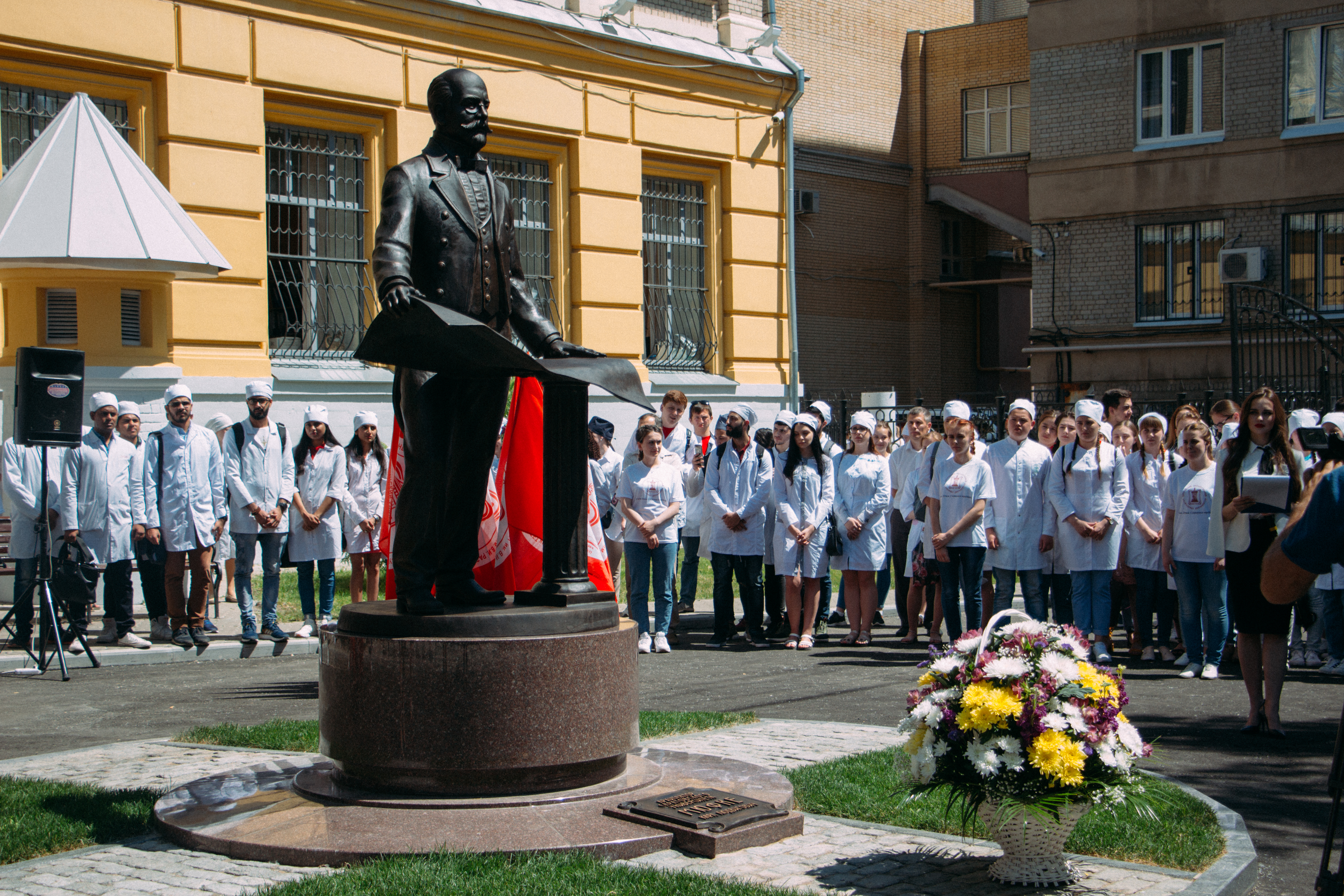 Сайт саратовского разумовского колледже. Саратовский медицинский университет памятник.