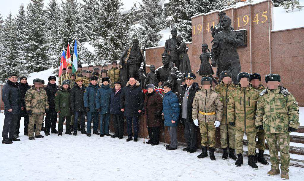 Новости с фронта 28 февраля 2024 года. Памятник герою. Возложение цветов к памятнику. Памятники солдатам в России. С днем защитника Отечества спецназ.