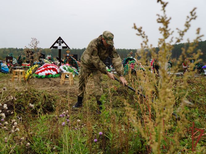 Места захоронений ветеранов войн продолжают облагораживать росгвардейцы в Томской области