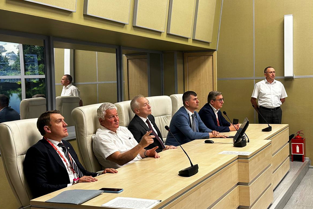 Томский губернатор проверил, как работает в Екатеринбурге комплекс оповещения ТУСУРа